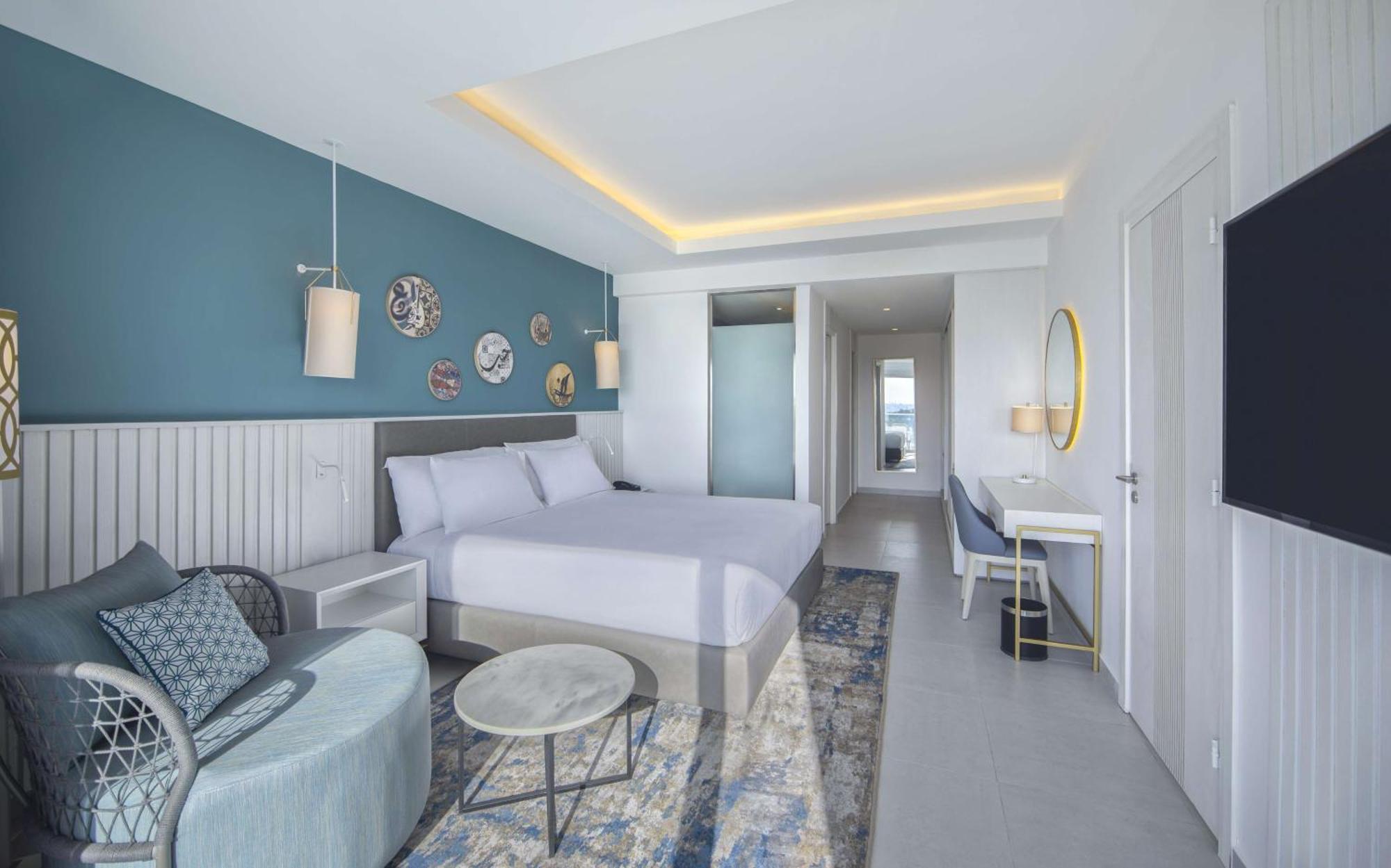 Suite mit 1 Schlafzimmer mit Kingsize-Bett und Poolblick